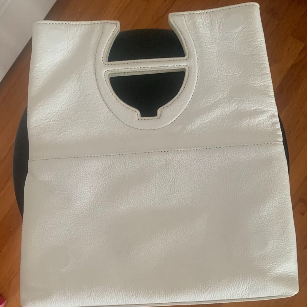 ETIENNE AIGNER HANDBAG WHITE, BRAND NEW! ULTRA CHIC NEVER WORN, NEVER USED